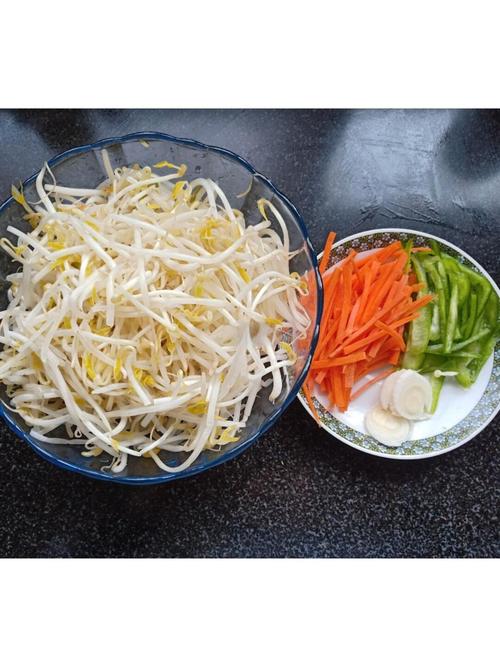 青菜炒黄豆芽是怎么做的呢？青菜炒豆芽的家常做法