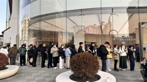 华为Mate80系列首销火爆!线上瞬间售罄 线下门店再现排队盛况(图1)