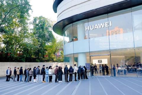 华为Mate80系列首销火爆!线上瞬间售罄 线下门店再现排队盛况(图2)