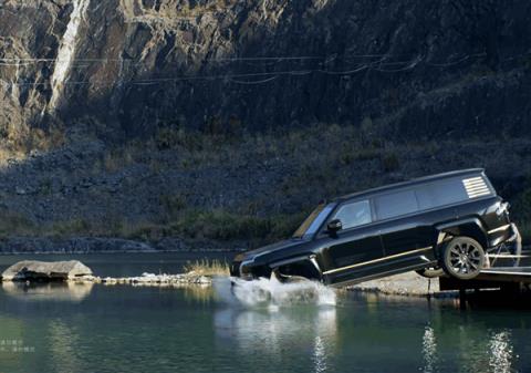 仰望U8L应急浮水再升级：一猛子扎水里 仍能开上岸(图1)