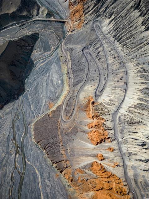 卫星俯瞰人迹罕至的新疆安集海大峡谷：如同七彩画卷