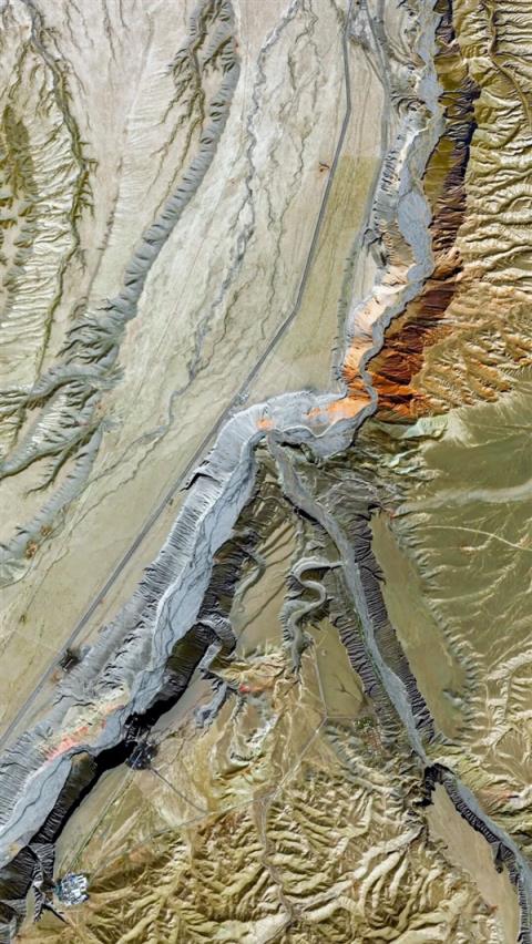 卫星俯瞰人迹罕至的新疆安集海大峡谷:如同七彩画卷(图4)