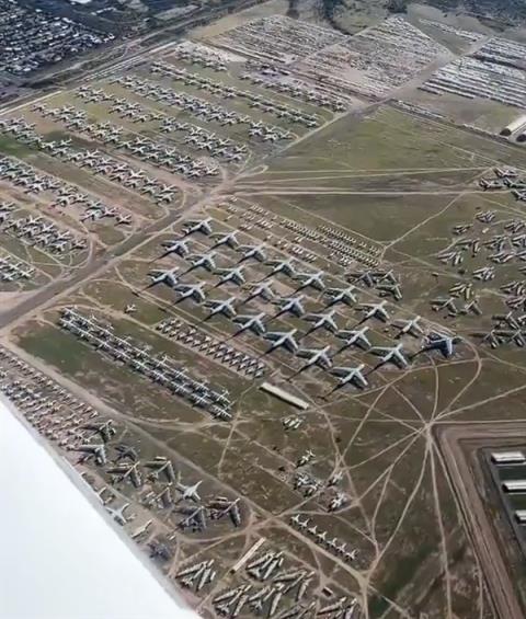 飞机上俯瞰美国飞机墓地：密密麻麻 蔚为壮观
