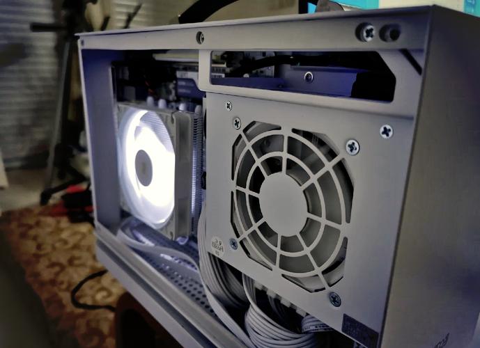 如何组装一台白色的电脑?步骤是什么?