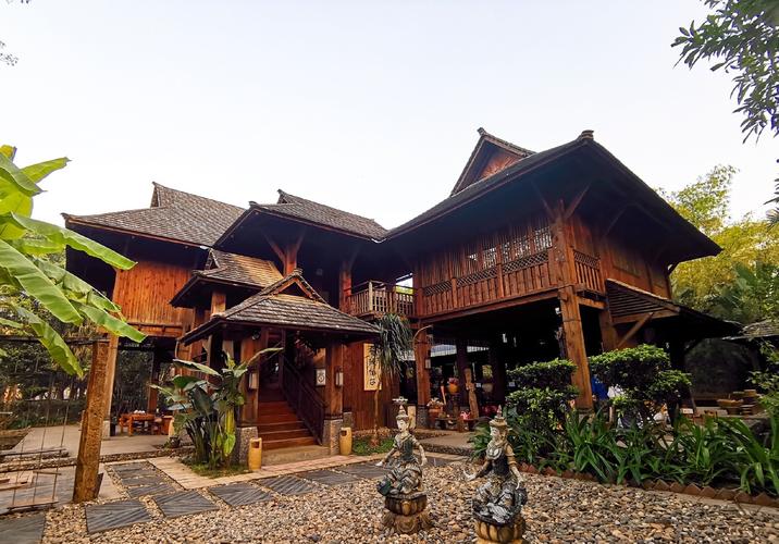 《各具特色的民居》傣家竹楼的位置?傣家竹楼优点