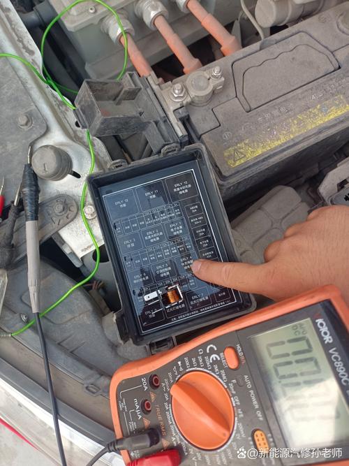 汽车电瓶充电满了是什么反应？汽车电瓶充电充满了继续充会怎么样