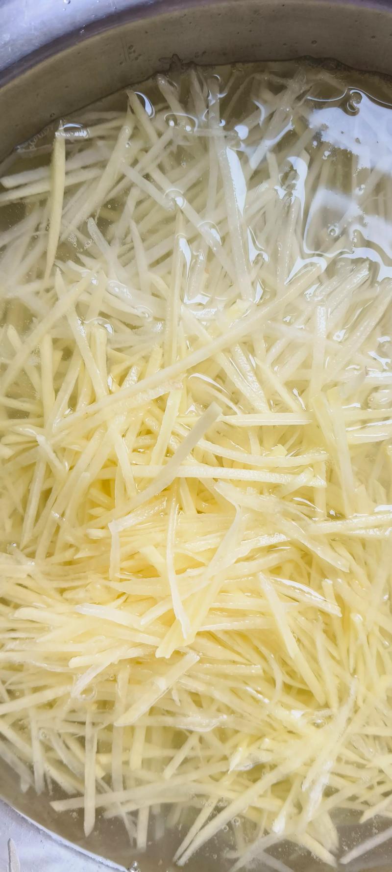 切土豆丝怎样切不沾刀窍门？切土豆丝怎么样又细又快