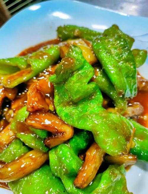 茄子炒辣椒怎么做呢？茄子炒辣椒的家常做法大全家常窍门