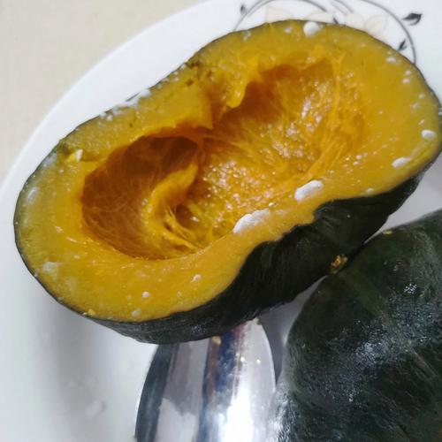 南瓜蒸熟了上面有白点是啥情况可以吃吗？南瓜蒸熟后有小白点是什么