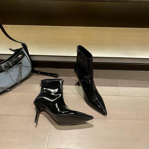 酒红色短靴子怎么搭配衣服？酒红色短靴配什么衣服好看