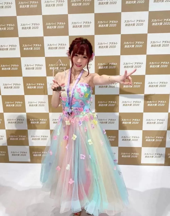 从AV女优变身实业家,不服输的人生——佐仓绊