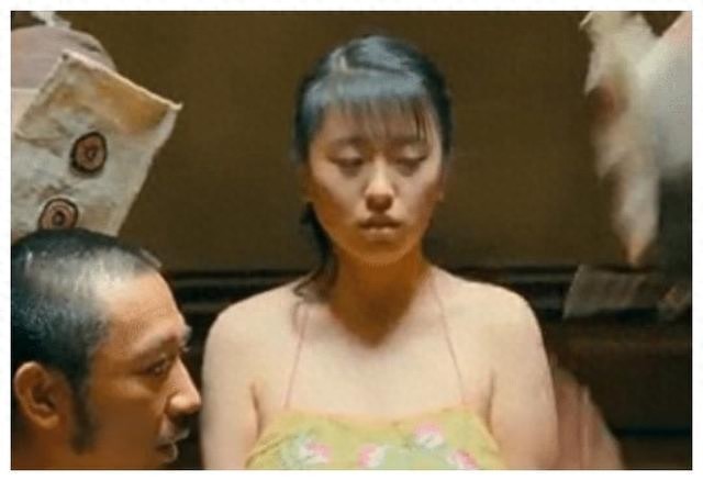 那位在《让子弹飞》电影中肚兜一下被扯飞的女孩,如今家喻户晓!