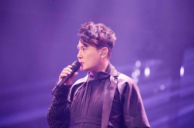 57岁张信哲单身31年,至今不婚,捐上亿资产,或许都是为了朱小妹