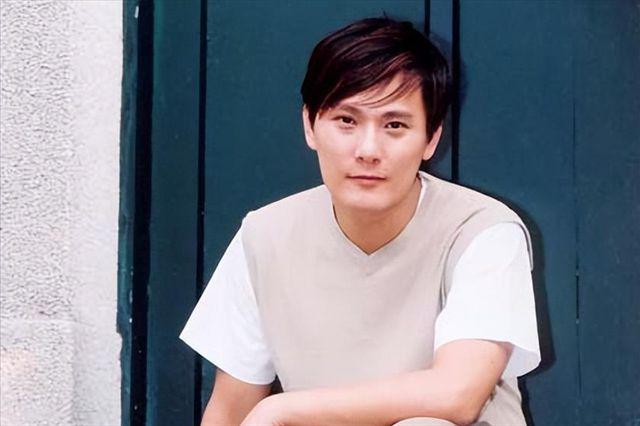 57岁张信哲单身31年,至今不婚,捐上亿资产,或许都是为了朱小妹