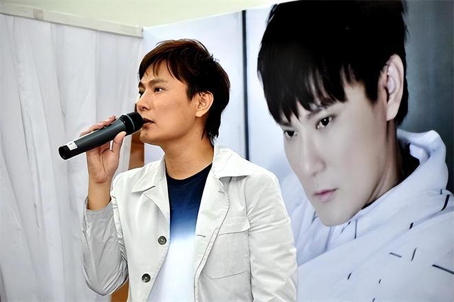 57岁张信哲单身31年,至今不婚,捐上亿资产,或许都是为了朱小妹