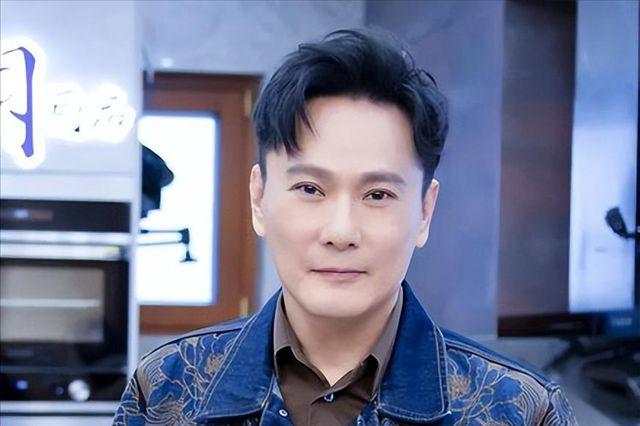 57岁张信哲单身31年,至今不婚,捐上亿资产,或许都是为了朱小妹