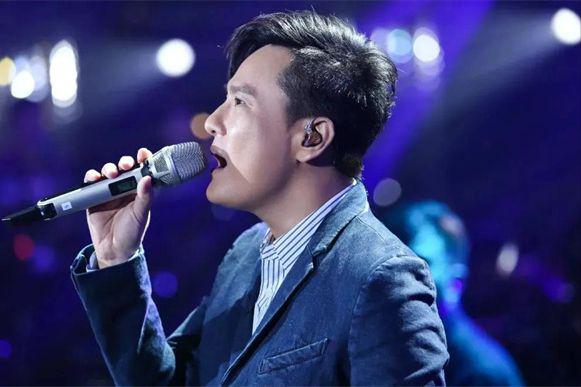 57岁张信哲单身31年,至今不婚,捐上亿资产,或许都是为了朱小妹