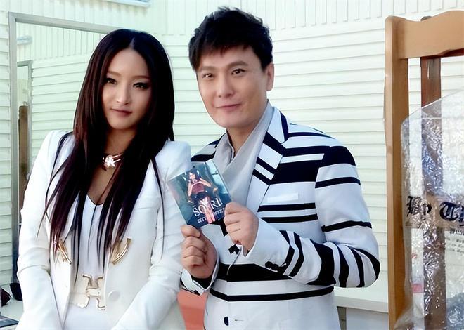 57岁张信哲单身31年,至今不婚,捐上亿资产,或许都是为了朱小妹