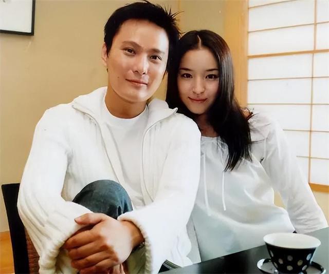 57岁张信哲单身31年,至今不婚,捐上亿资产,或许都是为了朱小妹