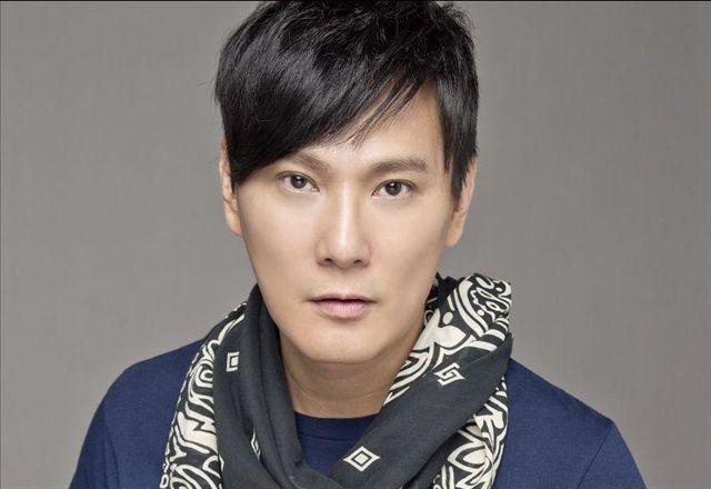 57岁张信哲单身31年,至今不婚,捐上亿资产,或许都是为了朱小妹