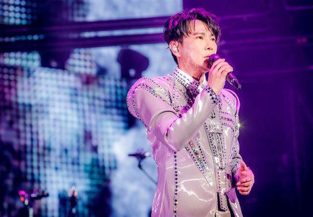 57岁张信哲单身31年,至今不婚,捐上亿资产,或许都是为了朱小妹