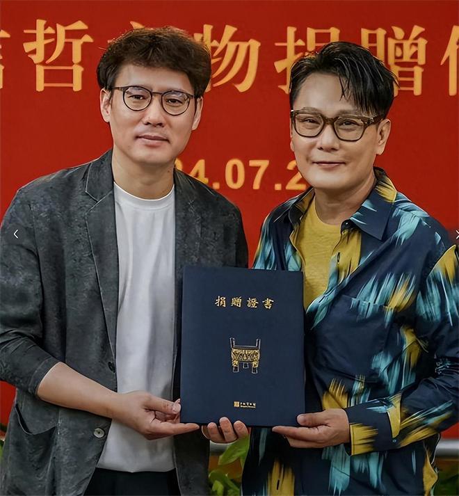 57岁张信哲单身31年,至今不婚,捐上亿资产,或许都是为了朱小妹