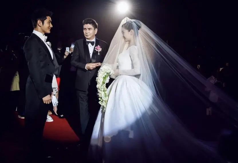 与baby离婚两年后,黄晓明陷入怪圈,网友:这是什么特殊癖好?