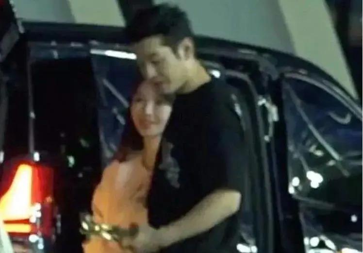 与baby离婚两年后,黄晓明陷入怪圈,网友:这是什么特殊癖好?