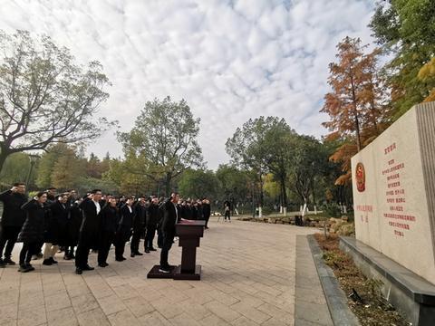 全面依法治国的关键是什么？全面依法治国必须抓住关键少数