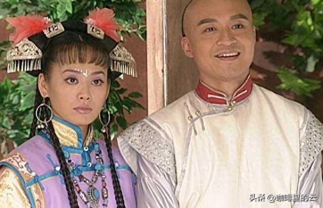 ​岁月是把尖锐的刀，将皱纹刻上眉间眼角，一丝一缕都是寂寞的痕迹