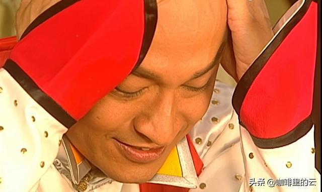 岁月是把尖锐的刀,将皱纹刻上眉间眼角,一丝一缕都是寂寞的痕迹