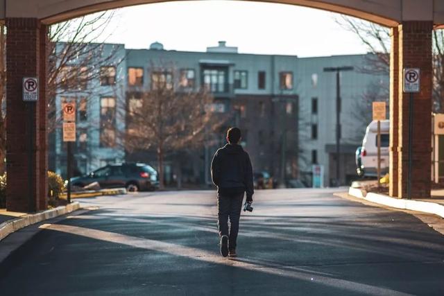 内心真正强大的人都有五个特征?一个人内心越来越强大的4个迹象