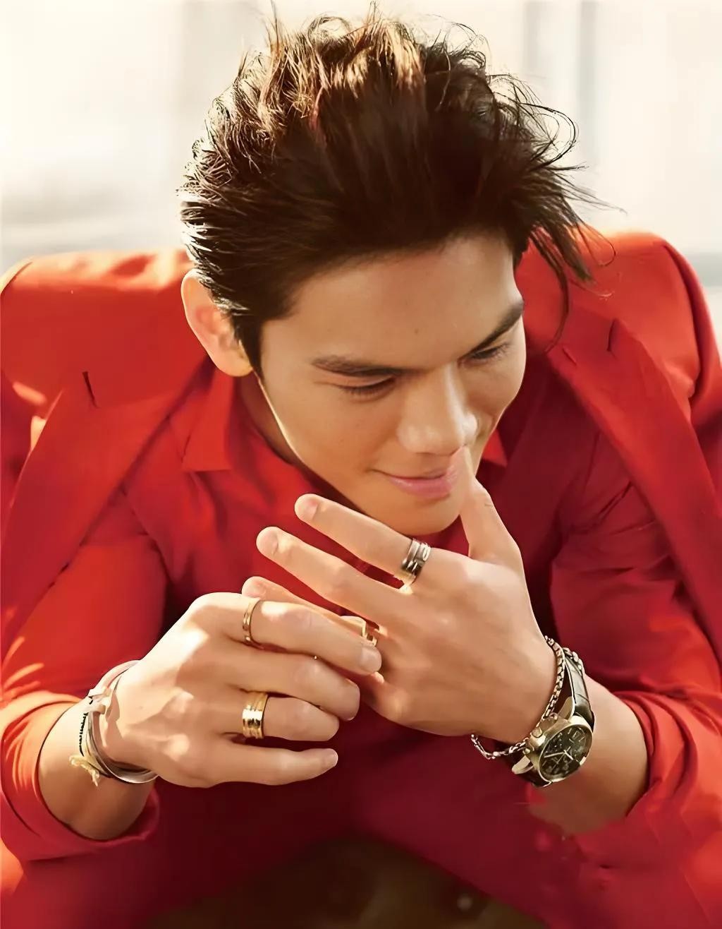 向佐:从运动健将到影视巨星的蜕变之路