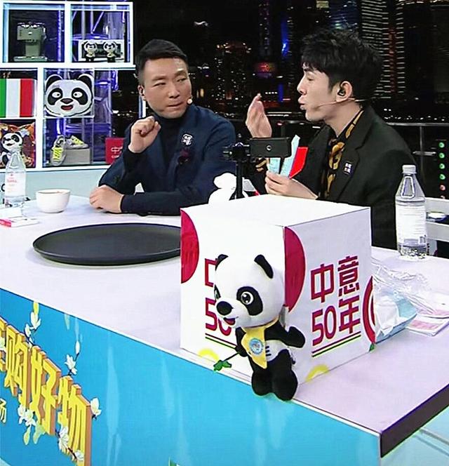 ​朱广权和8位手语老师？直播25年从不说话