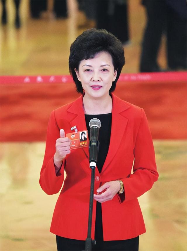 朱广权和8位手语老师?直播25年从不说话