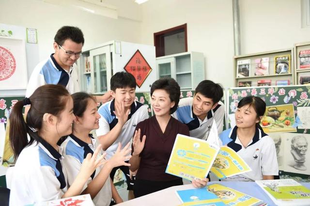 朱广权和8位手语老师?直播25年从不说话