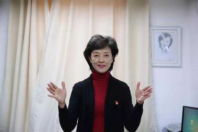 朱广权和8位手语老师?直播25年从不说话