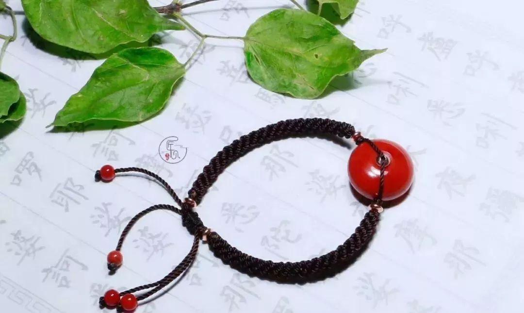 南红手串的功效与作用佩戴禁忌