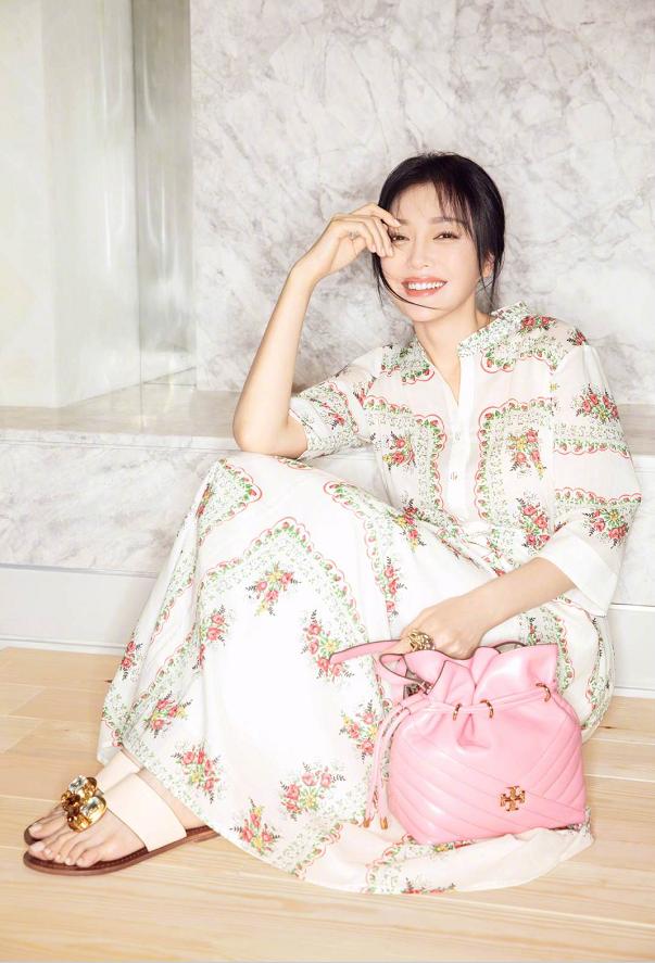 ​新款碎花连衣裙穿搭？碎花连衣裙怎么穿才时髦