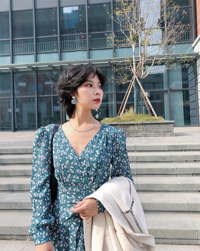 新款碎花连衣裙穿搭?碎花连衣裙怎么穿才时髦