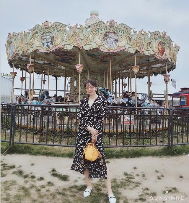 新款碎花连衣裙穿搭?碎花连衣裙怎么穿才时髦