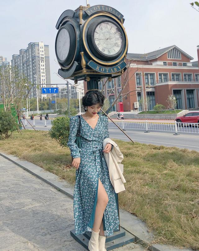 新款碎花连衣裙穿搭?碎花连衣裙怎么穿才时髦
