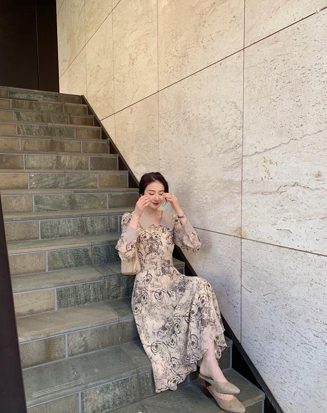 新款碎花连衣裙穿搭?碎花连衣裙怎么穿才时髦