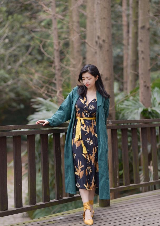 新款碎花连衣裙穿搭?碎花连衣裙怎么穿才时髦