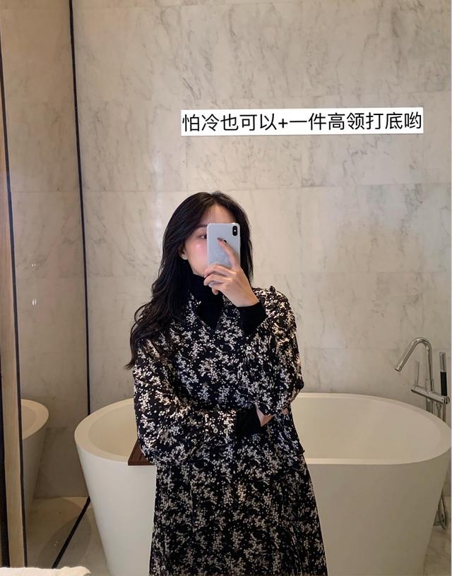 新款碎花连衣裙穿搭?碎花连衣裙怎么穿才时髦