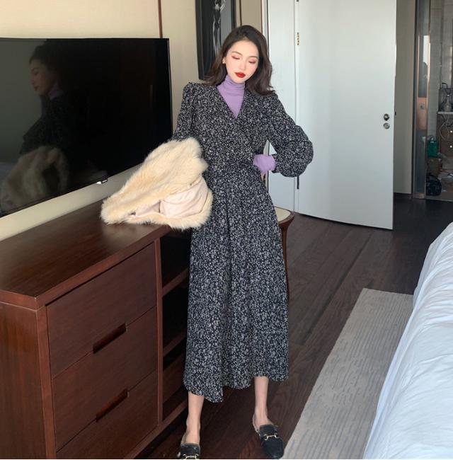 新款碎花连衣裙穿搭?碎花连衣裙怎么穿才时髦