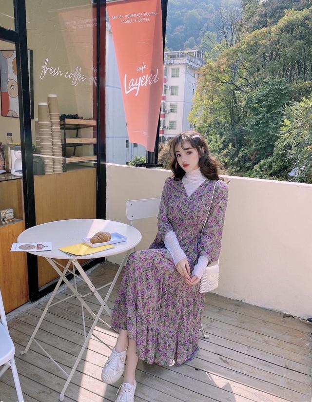 新款碎花连衣裙穿搭?碎花连衣裙怎么穿才时髦