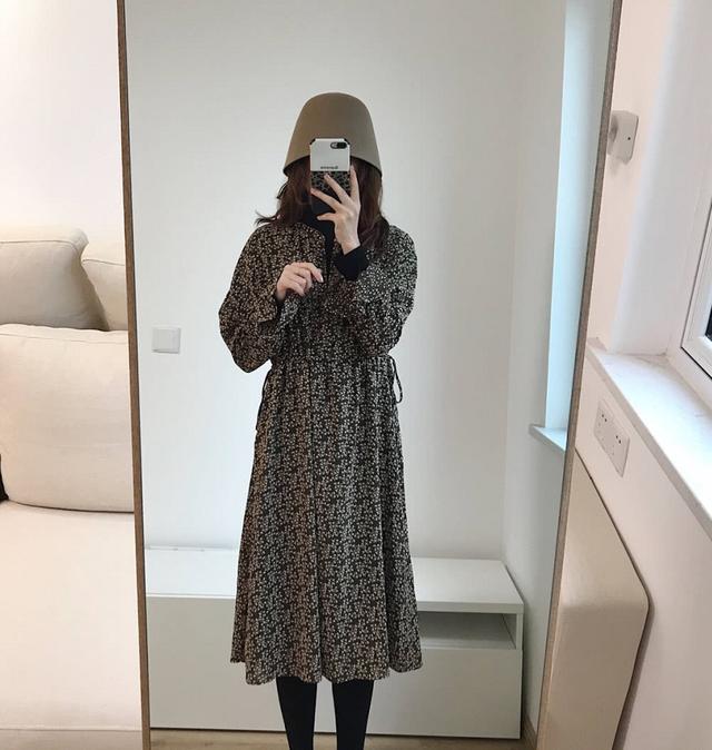 新款碎花连衣裙穿搭?碎花连衣裙怎么穿才时髦