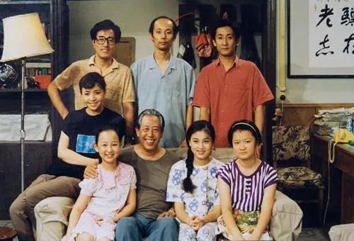 ​演员关凌个人资料简介？关凌出道早结婚晚一家四口幸福美满