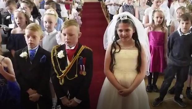 伊朗人为什么9岁就可以结婚 ，而我国却要等到20岁以后？看完明白了